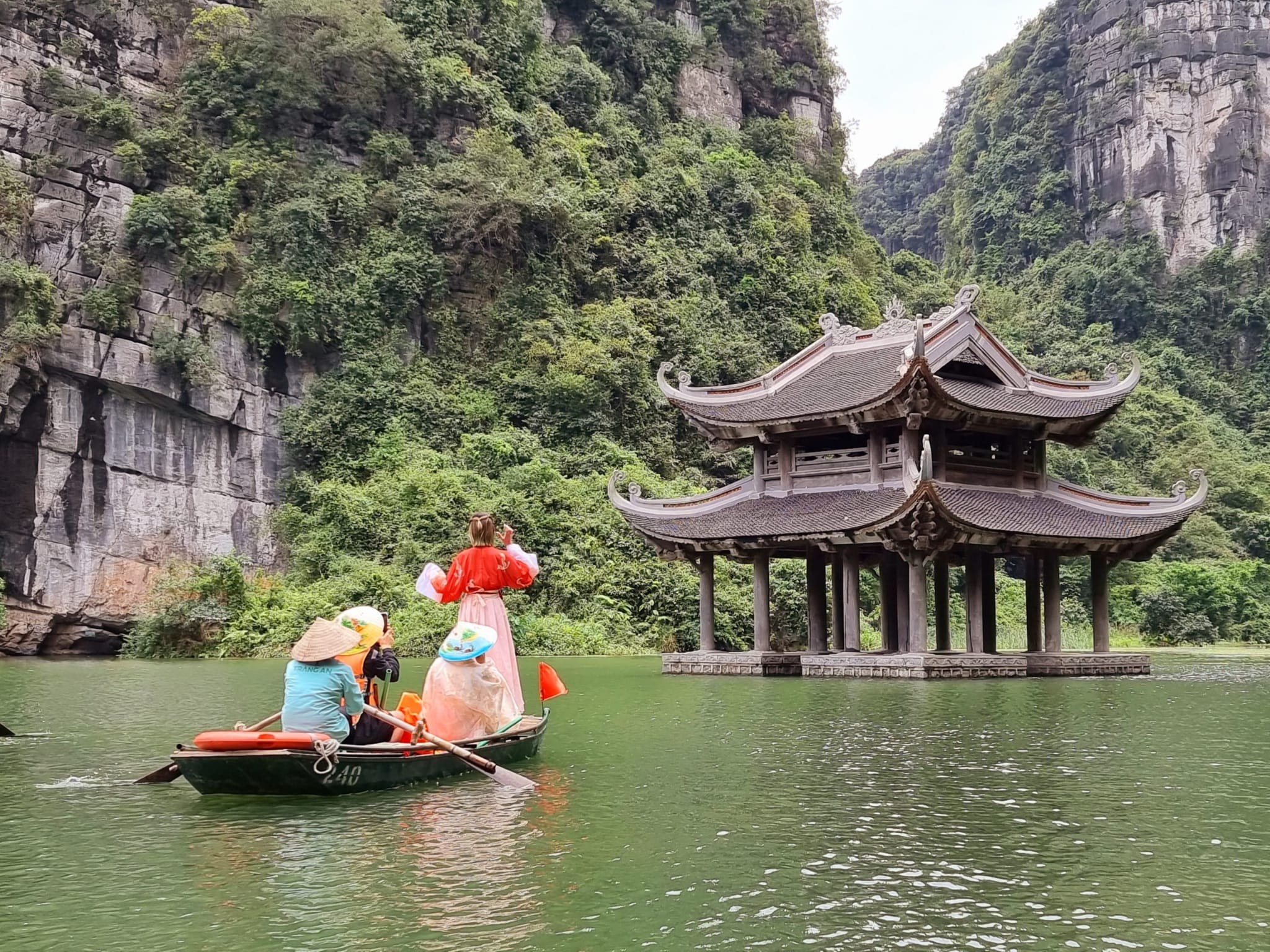 Ninh Binh in November enjoys mild weather and fewer tourists, offering a peaceful experience at river caves and ancient temples